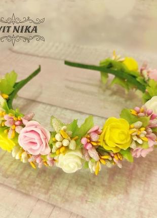 Нежный весенний венок с розами в нежных цветах