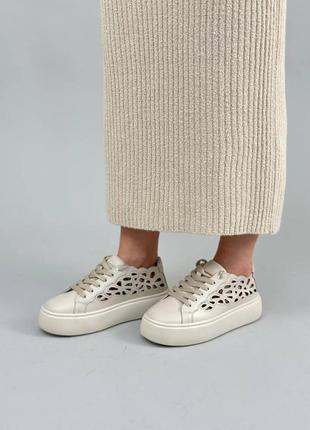 Кеди жіночі шкіряні молочного кольору з перфорацією