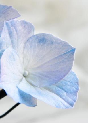 Шпильки з блакитний гортензією в зачіску нареченої, весільні шпильки з квітами6 фото