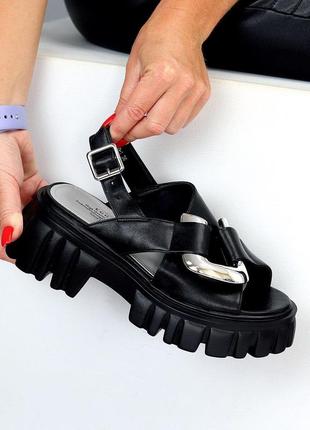 Чорні босоніжки на платформі