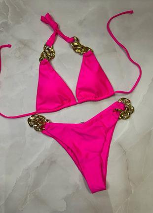 Купальник яркий неоновый розовый малиновый электрик черный с чашкой треугольник золотые цепочки