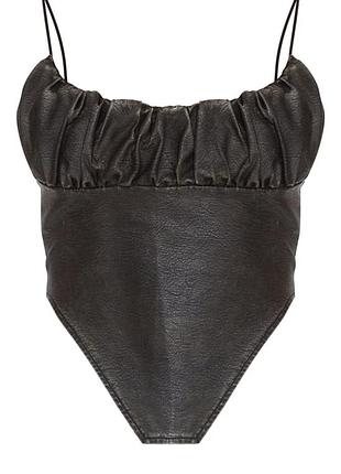 Топ prettylittlething из искусственной кожи