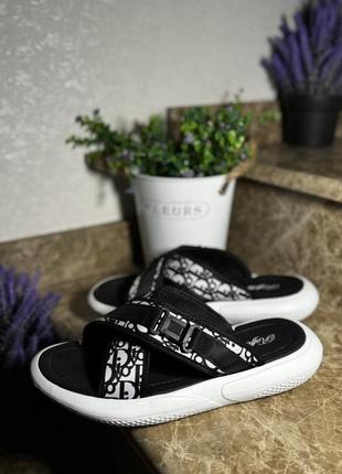 Актуальні шльопанці в стилі dior