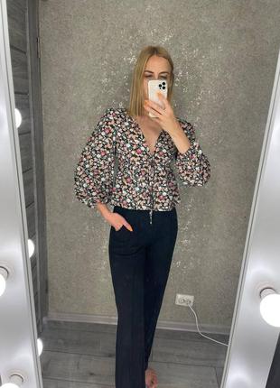 Блуза на запах в цветочный принт shein