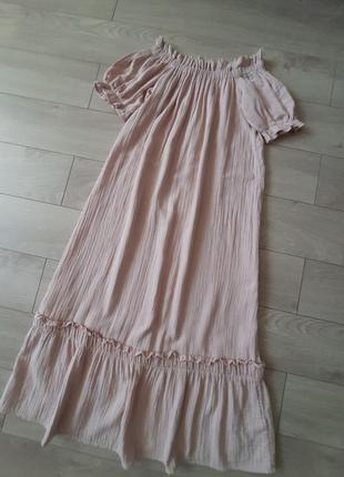 Ніжна  пудрова сукня  відкриті плечі .резинка на плечі .