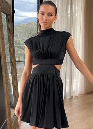 Очень красивое праздничное платье с вырезом по бокам на талии и спине