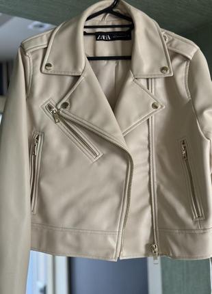 Бежевая куртка zara с золотистой фурнитурой