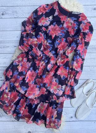 Яркое пышное платье в цветы