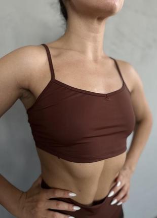 Короткий спортивный топ с регуляторами коричневый