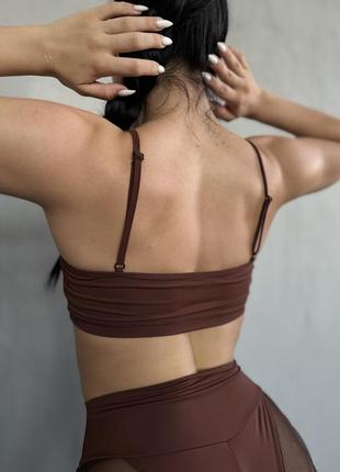 Короткий спортивный топ с регуляторами коричневый