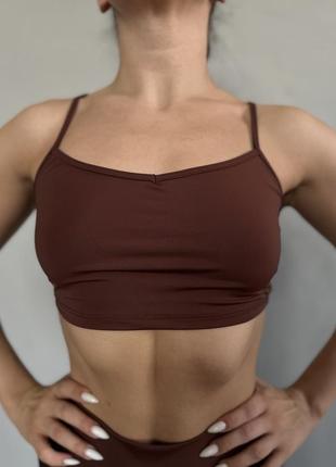Короткий спортивный топ с регуляторами коричневый