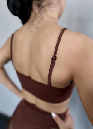 Короткий спортивный топ с регуляторами коричневый