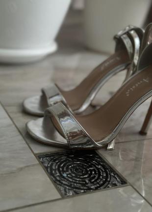 Босоніжки срібні на підборах шпилька