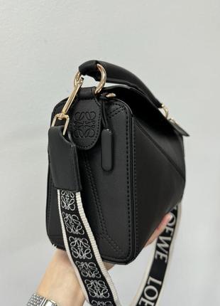 Крутая повседневная женская сумка loewe мягка это кожа в черном цвете широкий текстильный ремешок топ модель6 фото