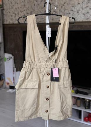 Светло-бежевый сарафан prettylittlething