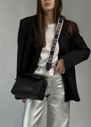 Крутая повседневная женская сумка loewe мягка это кожа в черном цвете широкий текстильный ремешок топ модель2 фото