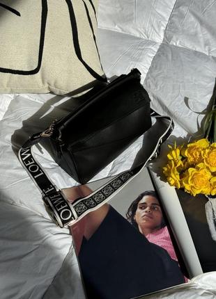 Крутая повседневная женская сумка loewe мягка это кожа в черном цвете широкий текстильный ремешок топ модель4 фото