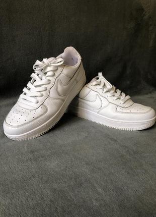 Білі всесезонні кросівки, вьетнам nike air force 1