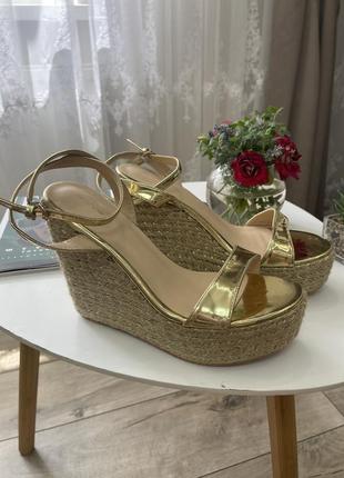 Босоніжки на танкетці prettylittlething