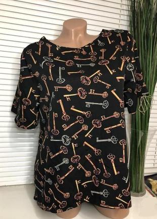 Черная летняя блуза peacocks c принтом ключи в стиле zara mango h&m cos