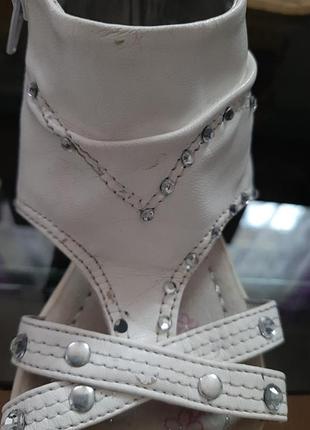 Босоножки белые 10