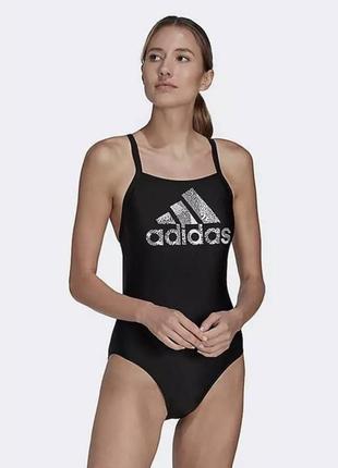 Слитный спортивный купальник с лого adidas быстро сохнет