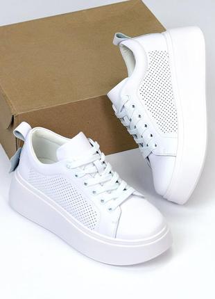 Натуральные кожаные белые кеды - кроссовки с сквозной перфорацией на высокой подошве3 фото