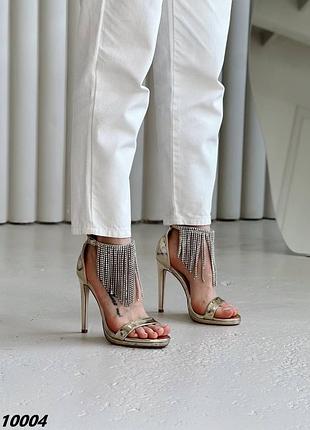 Розпродаж неймовірні босоніжки золотистого кольору на високих підборах 39р.