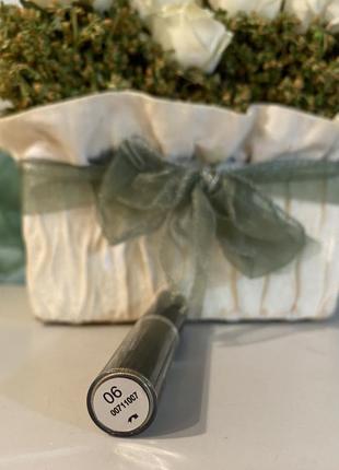 Kiko milano стійкі рідкі тіні для повік kiko milano long lasting liquid eyeshadow 06 jungle green3 фото