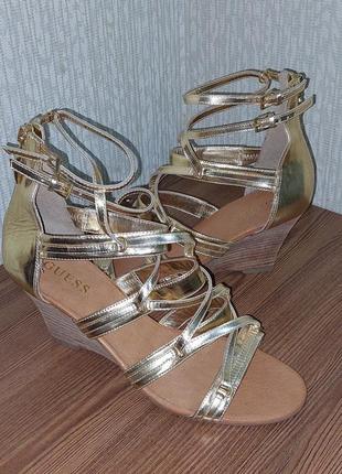 Стильні золотисті босоніжки на танкетці guess, 💯 оригінал, блискавичне надсилання 🚀⚡