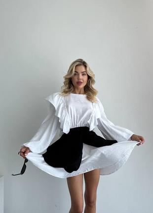 Акцентна біла лляна сукня