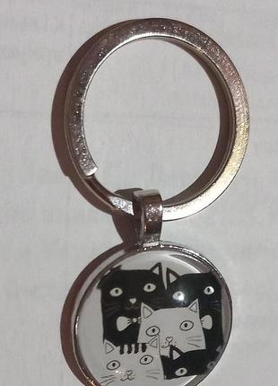 Круглый брелок белый и черный кот кошка стекло и металл