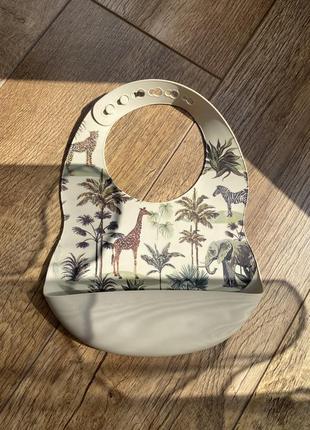 Набор бежевый детский силиконовый слюнявчик + столовые приборы силикон и бамбук