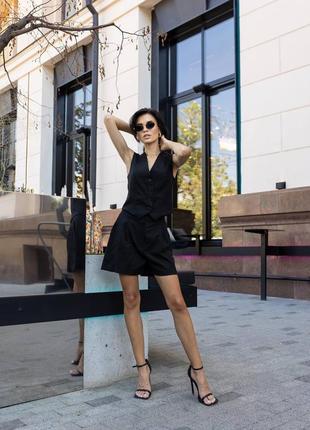 Костюм из льна шорты на молнии и жилетка жилет