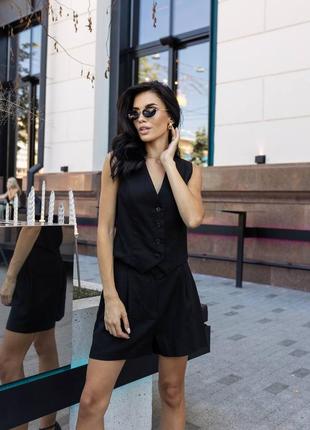 Костюм из льна шорты на молнии и жилетка жилет