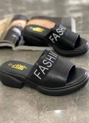 Стильні жіночі шльопанці на платформі