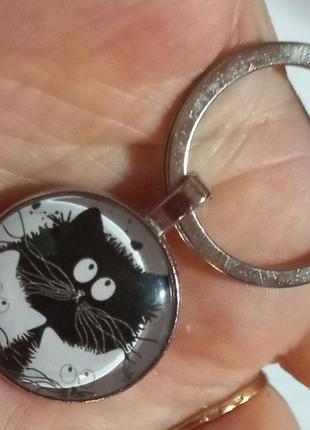 Круглый брелок смешной черный кот кошка стекло и металл