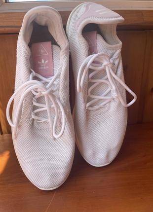 Легкие летние кроссовки adidas.