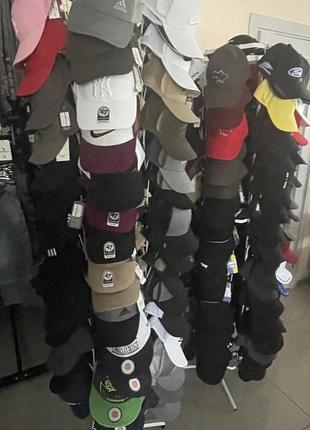 Кепки різного кольору,різних логотипів.