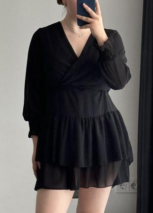 Коротка чорна сукня