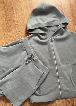 Костюм:кофта и шорты