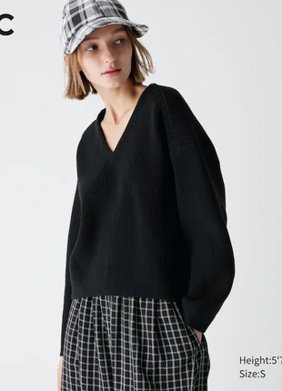 Укороченный оверсайз свитер с v- вырезом uniqlo