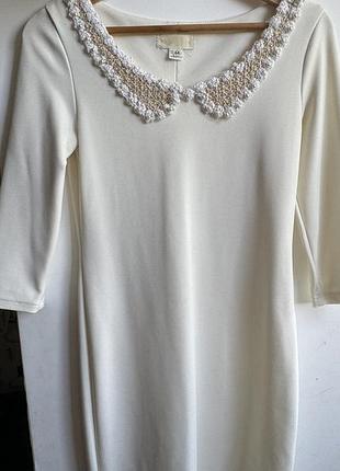 Белое классическое платье с воротничком