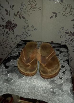Шльопанці aigle франція