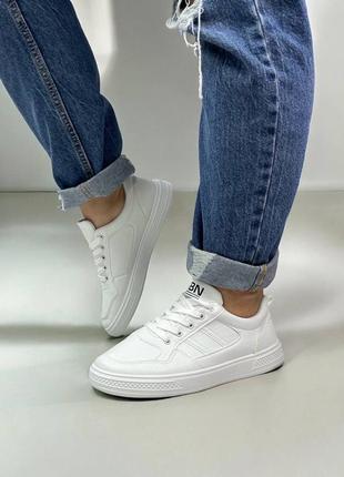 Кроссовки женские