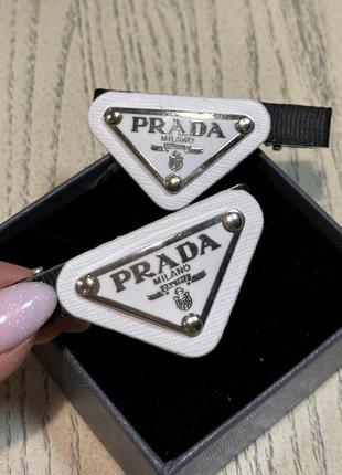 Заколка для волос прада в посеребрение в белом цвете с логотипом