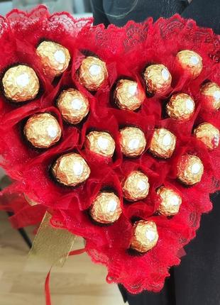 Букет с конфетами, подарок для любимой красный букет из конфет ferrero rocher в форме сердца