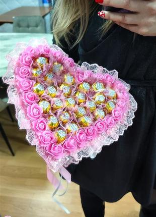 Рожевий букет із цукерками солодкий незвичайний подарунок для коханої у формі серця на день закоханих3 фото
