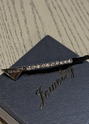 Заколочка "невидимка" с треугольником прада / заколка "невидимка" с камнями