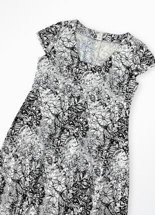 Белое платье с нежным черным узором3 фото